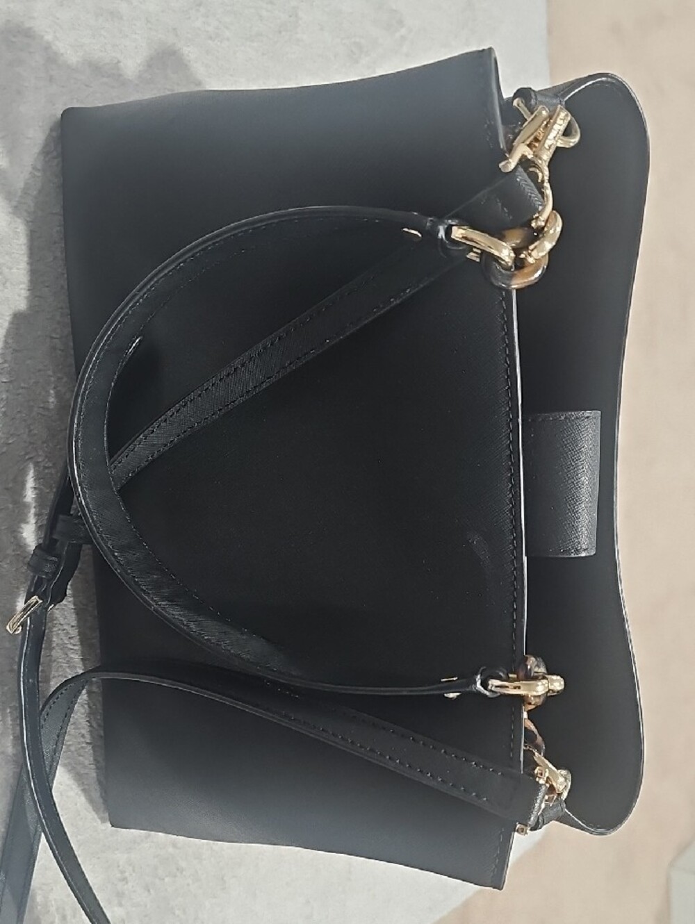 Michael Kors Black Leather Shoulder Bag with Gold Chain Detail - Picture 3 of 10